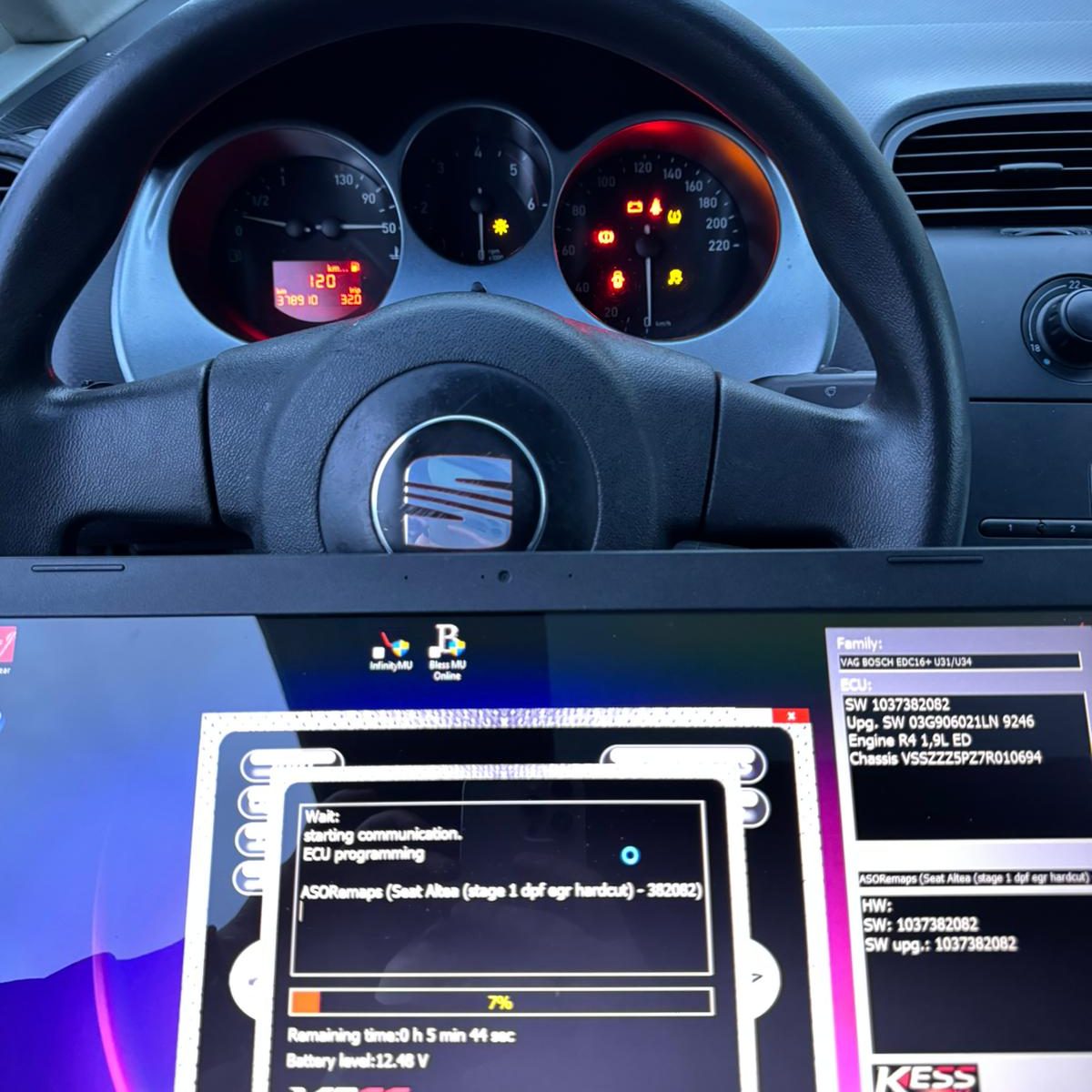 alt="reprogrammation moteur Stage 1 Bordeaux - BlackBox Tuning" Tableau de bord d'une voiture avec des voyants allumés et un appareil de diagnostic en bas.